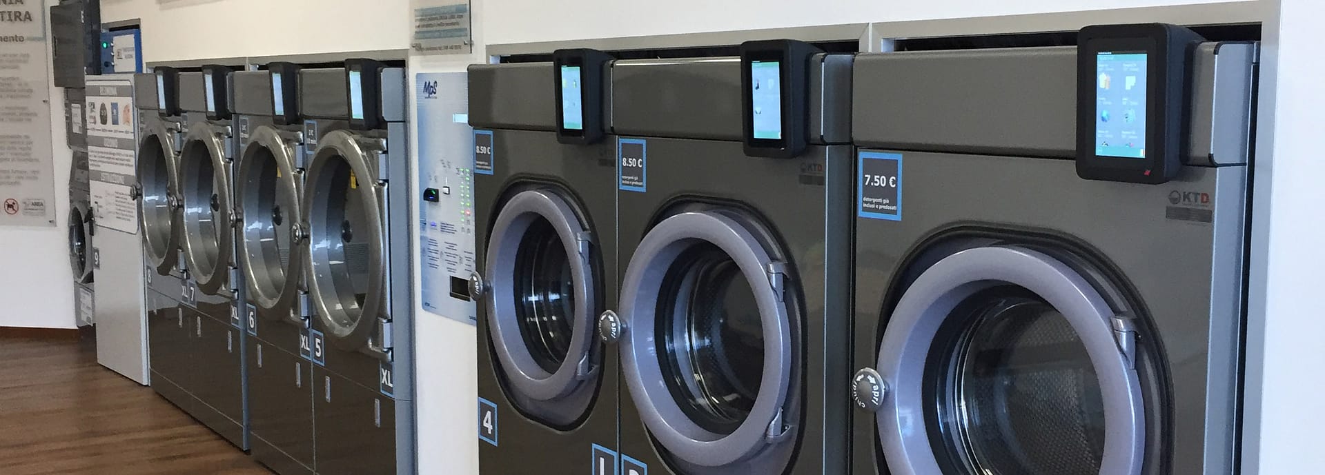 Máquinas de lavar ropa en una lavandería de monedas Fotografía de